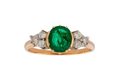 Lot 61 - AN EMERALD AND DIAMOND RING
