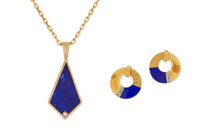 Lot 211 - A LAPIS LAZULI DIAMOND PENDANT NECKLACE AND EARRING SUITE, CIRCA 1989