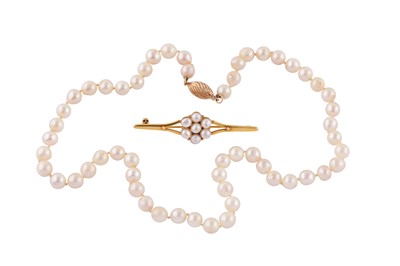 Lot 21 - A PEARL NECKLACE TOGETHER WITH A PEARL BROOCH