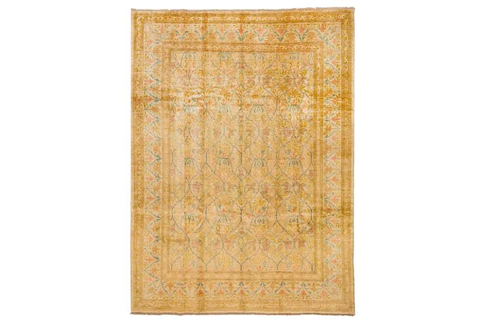 Lot 30 - A FINE ARTS & CRAFTS DESIGN CARPET