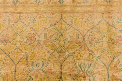 Lot 30 - A FINE ARTS & CRAFTS DESIGN CARPET