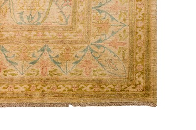 Lot 30 - A FINE ARTS & CRAFTS DESIGN CARPET