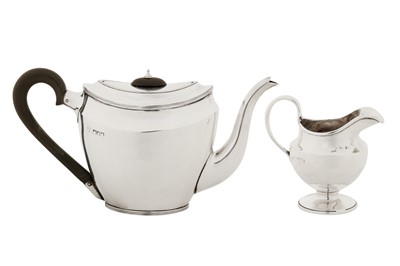 Lot 341 - An Edwardian sterling silver teapot, London 1902 by Peter Henderson Deere