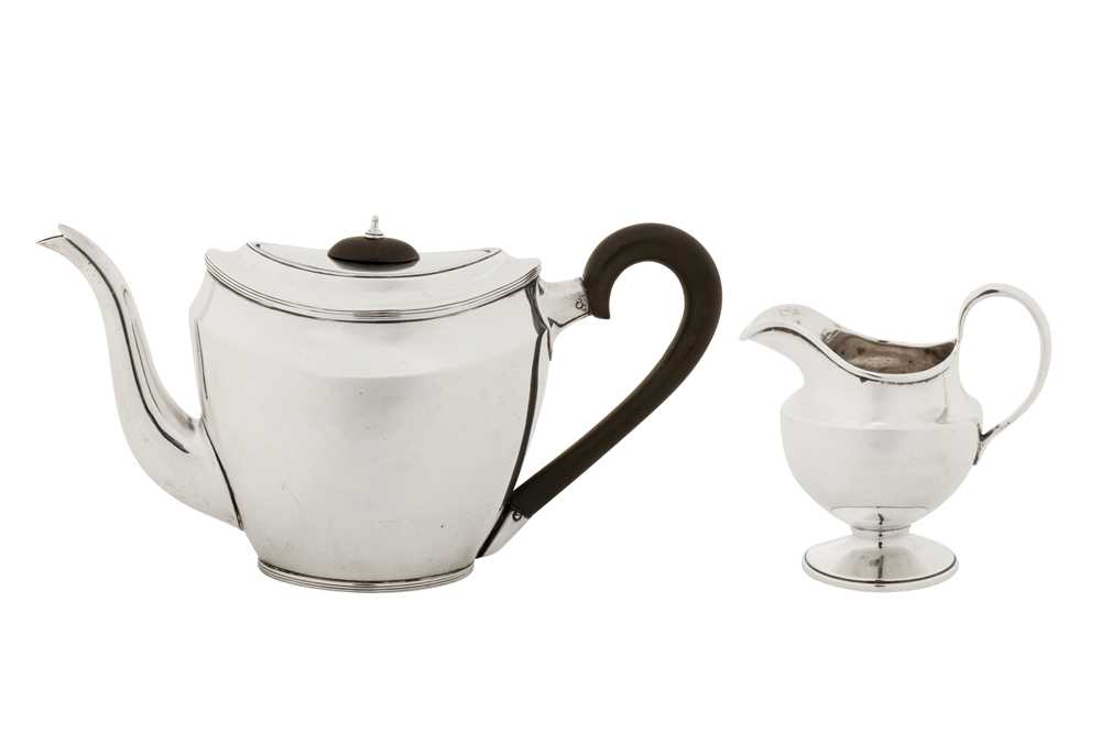 Lot 341 - An Edwardian sterling silver teapot, London 1902 by Peter Henderson Deere