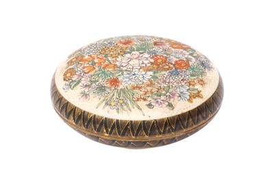 Lot 399 - A SMALL JAPANESE SATSUMA BOX AND COVER BY RYŌZAN