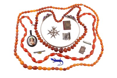 Lot 16 - A GROUP OF SILVER, AMBER AND COSTUME JEWELLERY