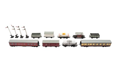 Lot 430 - A LARGE GROUP OF HORNBY DUBLO 2 AND 3 RAIL ROLLING STOCK ETC