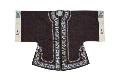 Lot 222 - A CHINESE SILK EMBROIDERED ROBE