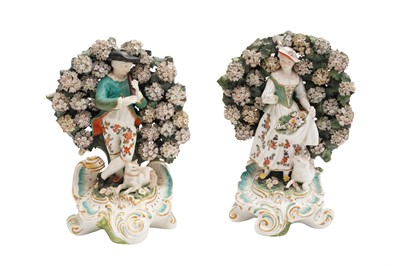 Lot 111 - A PAIR OF CHELSEA GOLD ANCHOR PERIOD PORCELAIN BOCAGE FIGURES, CIRCA 1770S