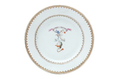 Lot 78 - A CHINESE EXPORT FAMILLE-ROSE ARMORIAL DISH