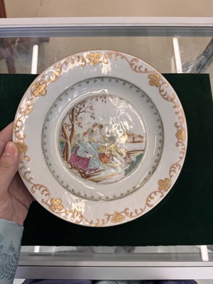 Lot 36 - A CHINESE EXPORT FAMILLE ROSE 'EUROPEAN SUBJECTS' DISH