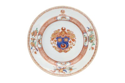 Lot 260 - A CHINESE EXPORT FAMILLE-ROSE ARMORIAL SERVING DISH