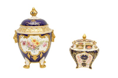 Lot 119 - A ROYAL CROWN DERBY VASE AND COVER
