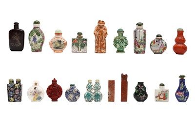 Lot 239 - A GROUP OF SEVENTEEN CHINESE SNUFF BOTTLES AND TWO SOAPSTONE SEALS