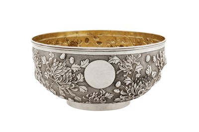 Lot 190 - A late 19th / early 20th century Chinese export silver bowl, Canton circa 1900 by Yu Yao He, retailed by Wang Hing