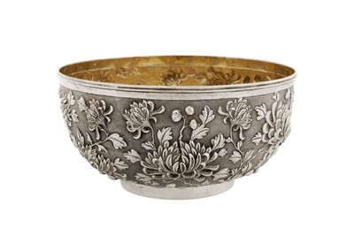 Lot 190 - A late 19th / early 20th century Chinese export silver bowl, Canton circa 1900 by Yu Yao He, retailed by Wang Hing