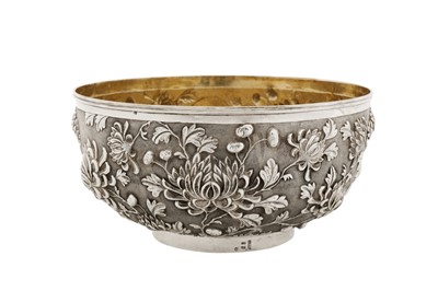 Lot 190 - A late 19th / early 20th century Chinese export silver bowl, Canton circa 1900 by Yu Yao He, retailed by Wang Hing