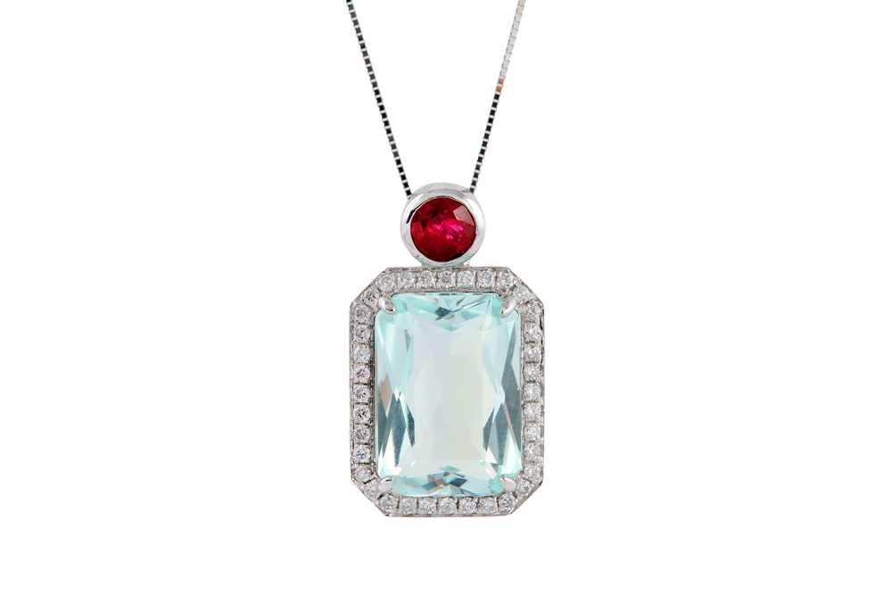 Lot 82 - AN AQUAMARINE, RUBY AND DIAMOND PENDANT NECKLACE