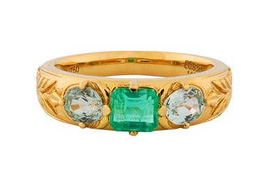 Lot 59 - AN EMERALD AND SAPPHIRE RING