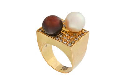 Lot 96 - A CULTURED PEARL AND DIAMOND RING