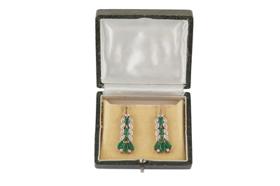 Lot 51 - AN EMERALD AND DIAMOND BRACELET AND EARRING SUITE