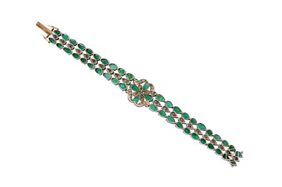 Lot 51 - AN EMERALD AND DIAMOND BRACELET AND EARRING SUITE