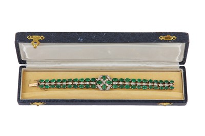 Lot 51 - AN EMERALD AND DIAMOND BRACELET AND EARRING SUITE