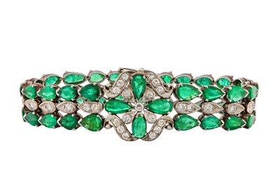 Lot 51 - AN EMERALD AND DIAMOND BRACELET AND EARRING SUITE