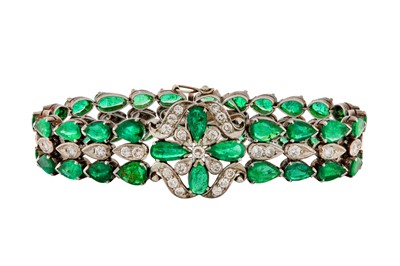 Lot 51 - AN EMERALD AND DIAMOND BRACELET AND EARRING SUITE