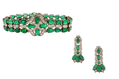 Lot 51 - AN EMERALD AND DIAMOND BRACELET AND EARRING SUITE