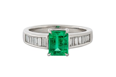 Lot 66 - AN EMERALD AND DIAMOND RING