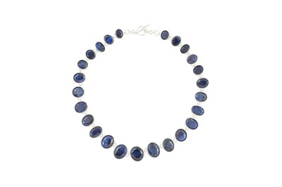 Lot 213 - A SAPPHIRE AND SILVER NECKLACE