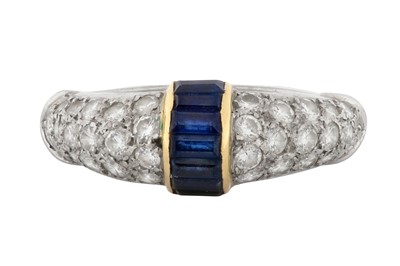 Lot 219 - A DIAMOND AND SAPPHIRE RING