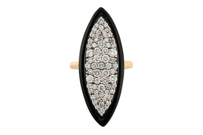 Lot 191 - A DIAMOND AND ONYX RING
