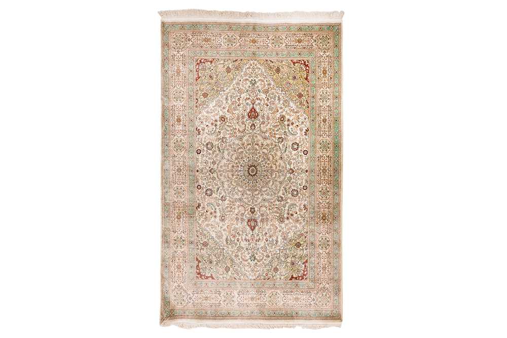 Lot 9 - AN EXTREMELY FINE SILK INDIAN RUG