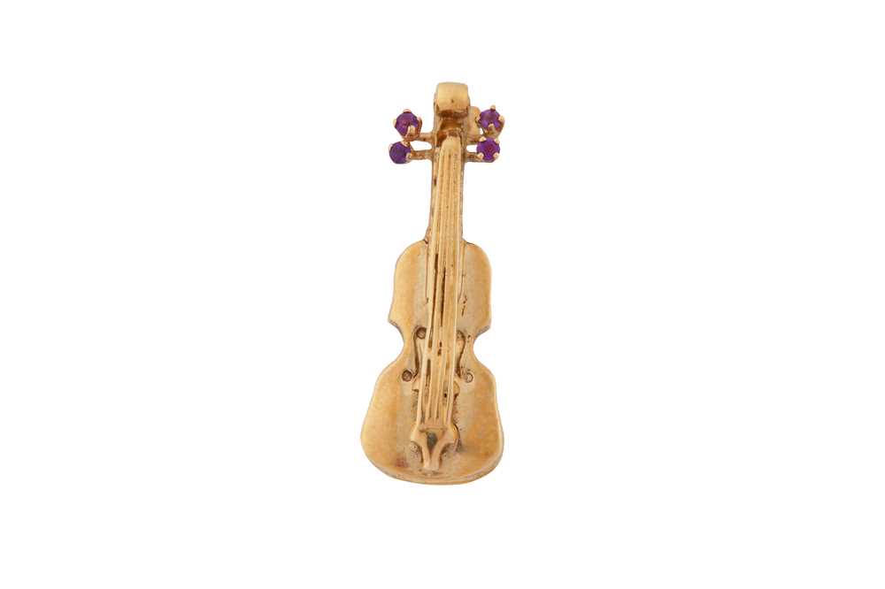 Lot 113 - A VIOLIN BROOCH