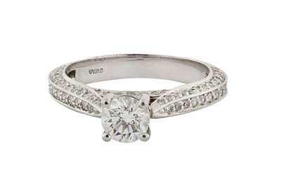 Lot 238 - A DIAMOND RING