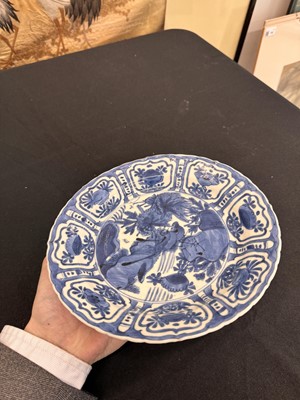 Lot 1 - A CHINESE BLUE AND WHITE 'BIRDS' KRAAK DISH