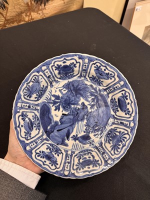 Lot 1 - A CHINESE BLUE AND WHITE 'BIRDS' KRAAK DISH
