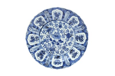 Lot 4 - A CHINESE BLUE AND WHITE 'FLORAL' DISH