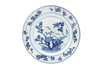 Lot 9 - A CHINESE BLUE AND WHITE 'FLORAL' DISH