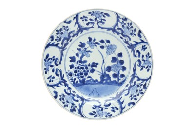 Lot 433 - A CHINESE BLUE AND WHITE 'FLORAL' DISH