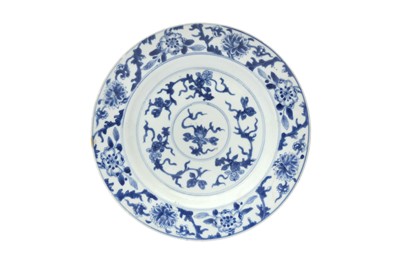 Lot 432 - A CHINESE BLUE AND WHITE 'FLORAL' DISH