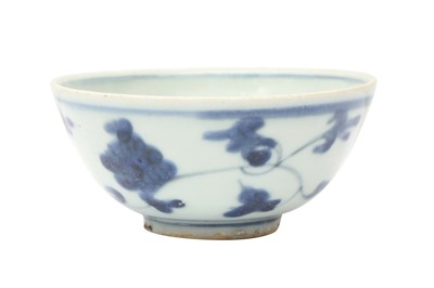 Lot 623 - A CHINESE BLUE AND WHITE 'FLORAL' BOWL