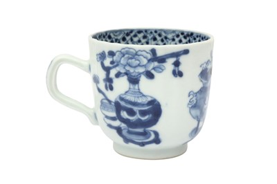 Lot 437 - A CHINESE EXPORT BLUE AND WHITE 'TREASURES' CUP