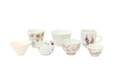 Lot 225 - A GROUP OF CHINESE AND JAPANESE TEABOWLS AND CUPS