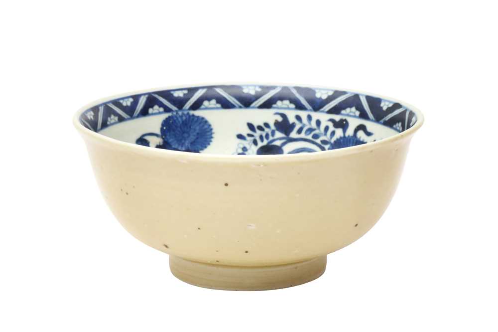 Lot 428 - A CHINESE BLUE AND WHITE CAFE-AU-LAIT BOWL