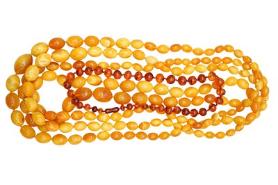 Lot 27 - A GROUP OF AMBER, COSTUME JEWELLERY AND LOOSE BEADS