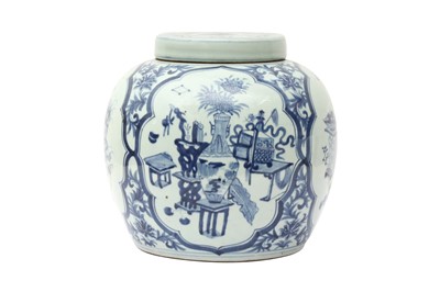 Lot 116 - A LARGE CHINESE BLUE AND WHITE 'HUNDRED ANTIQUES' JAR AND COVER