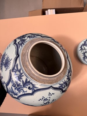 Lot 234 - A LARGE CHINESE BLUE AND WHITE 'HUNDRED ANTIQUES' JAR AND COVER
